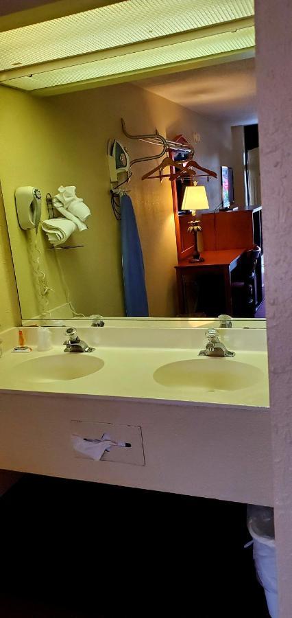 Conway Express Inn Bagian luar foto